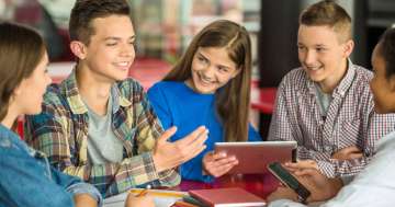 A társasági ember – hogyan legyél a figyelem középpontjában okosan?